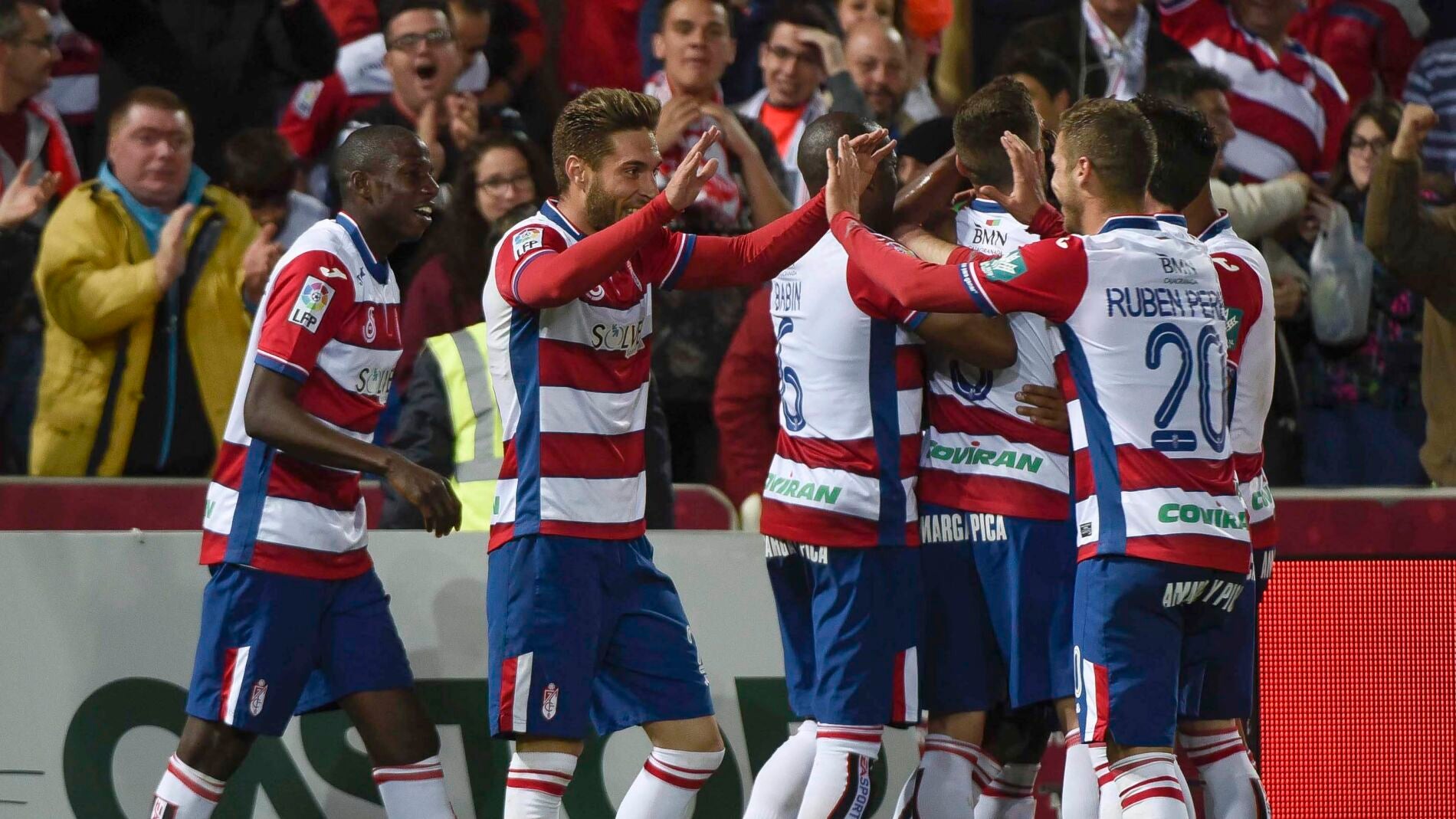 Los jugadores del Granada celebran un gol