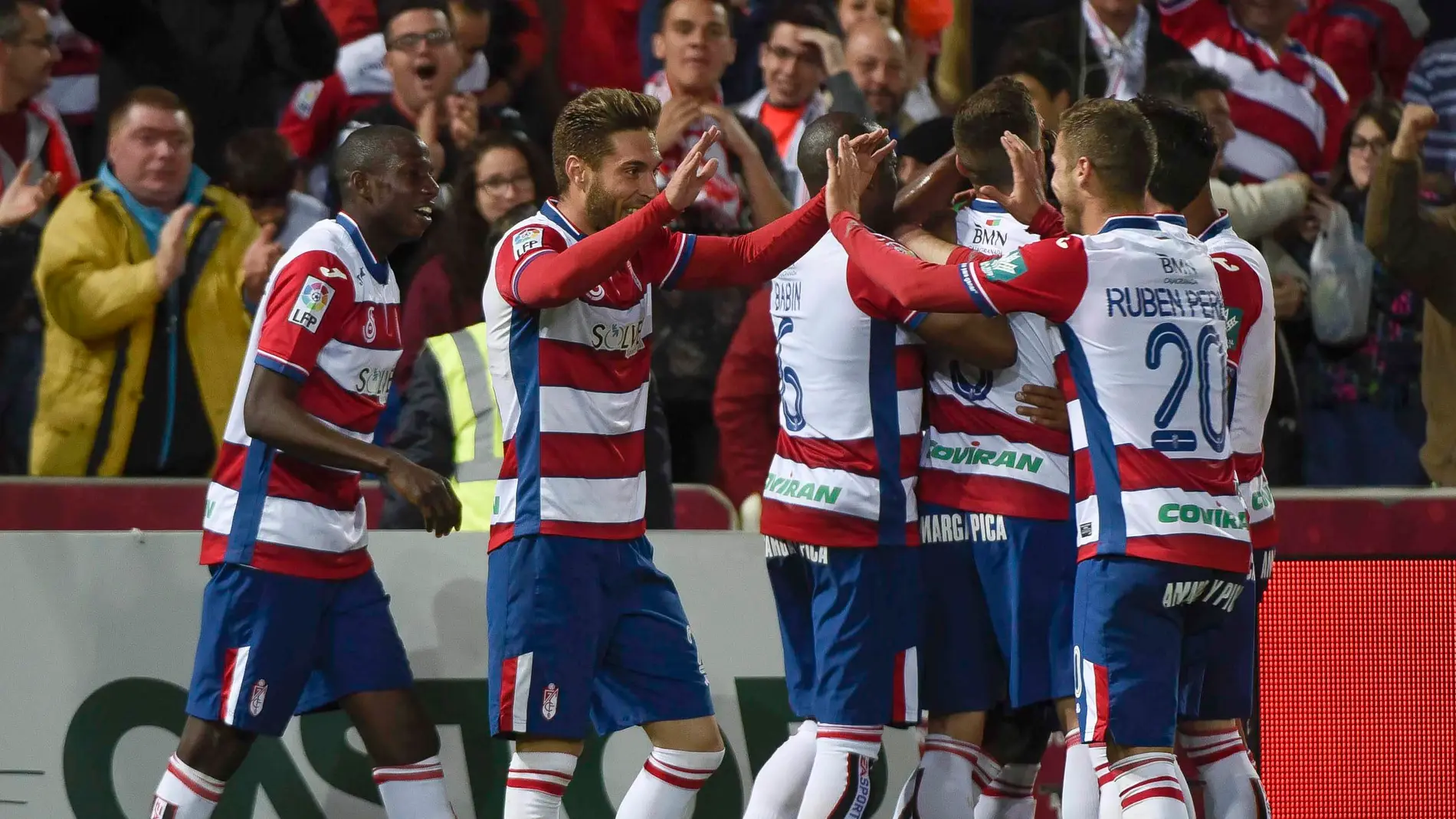 Los jugadores del Granada celebran un gol Los jugadores del Granada celebran un gol