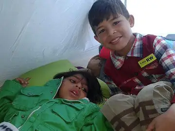 El pequeño Osman junto a uno de sus hermanos El pequeño Osman junto a uno de sus hermanos