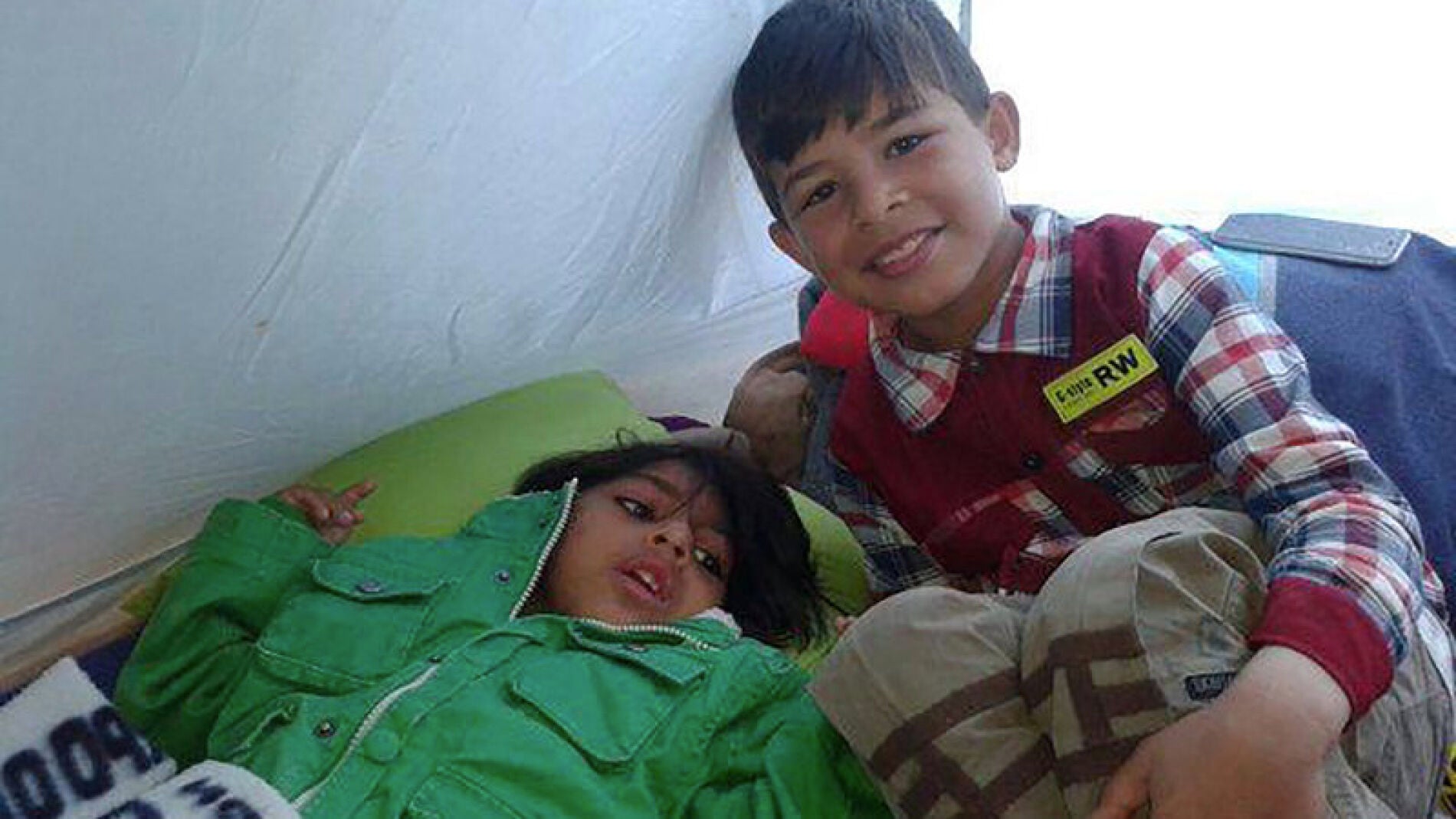 El peque&ntilde;o Osman junto a uno de sus hermanos