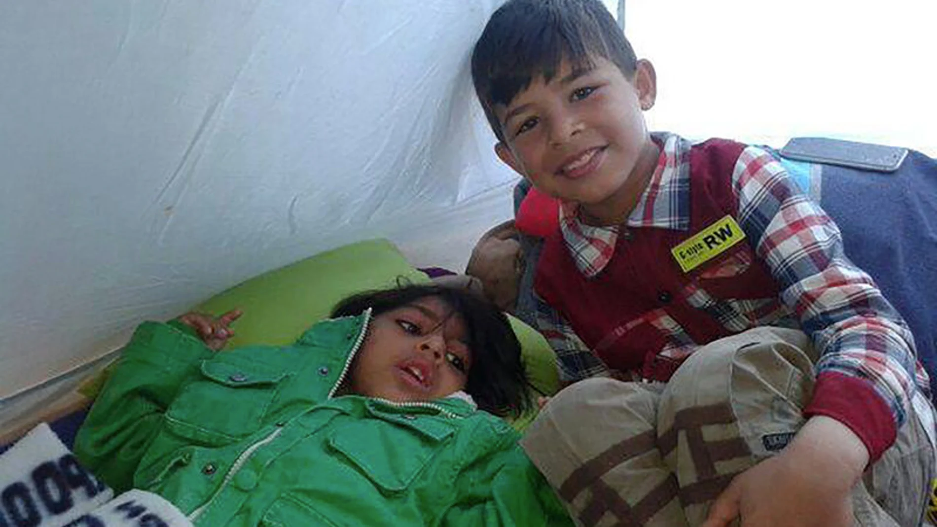 El pequeño Osman junto a uno de sus hermanos El pequeño Osman junto a uno de sus hermanos