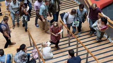 La ocupación de universitarios y posgraduados es un 30% superior que la de quienes tienen formación menor