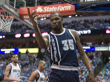 Kevin Durant celebra una canasta contra los Dallas Mavericks Kevin Durant celebra una canasta contra los Dallas Mavericks