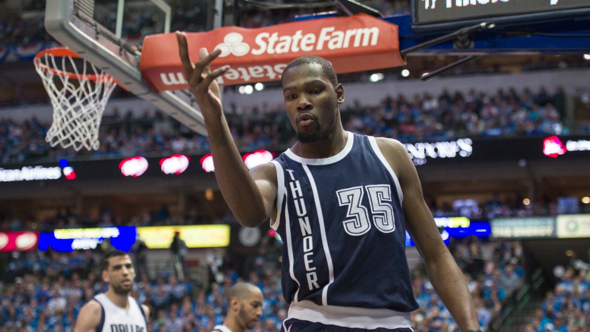 Kevin Durant celebra una canasta contra los Dallas Mavericks