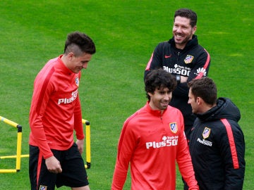 Simeone sonríe con Giménez en el entrenamiento