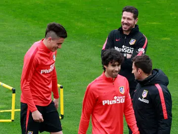Simeone sonríe con Giménez en el entrenamiento Simeone sonríe con Giménez en el entrenamiento