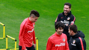 Simeone sonríe con Giménez en el entrenamiento