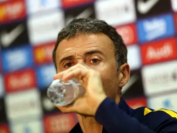 Luis Enrique bebe agua Luis Enrique bebe agua