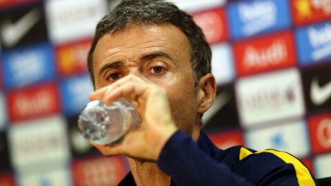 Luis Enrique bebe agua
