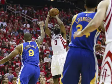 James Harden lanza lo que sería la canasta ganadora del partido James Harden lanza lo que sería la canasta ganadora del partido