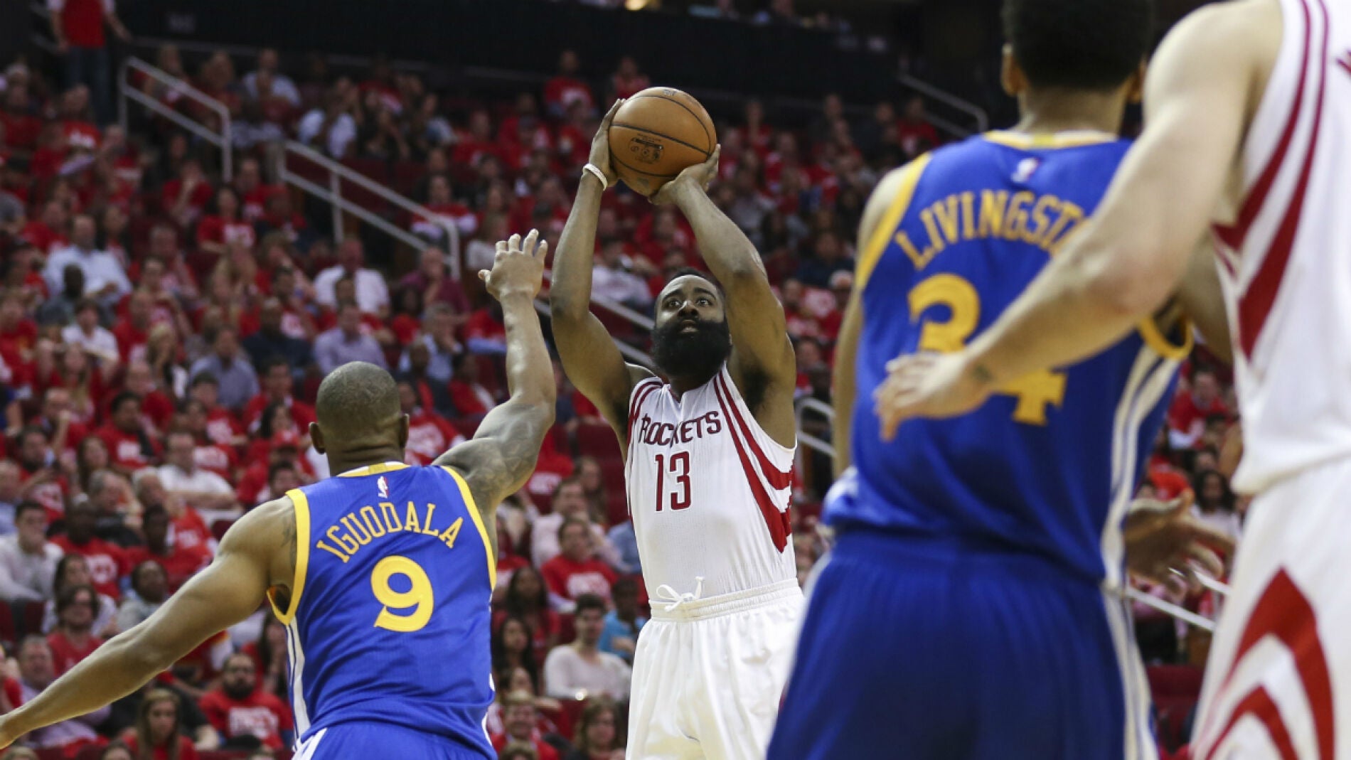 James Harden lanza lo que ser&iacute;a la canasta ganadora del partido