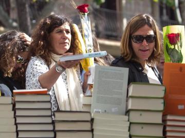 Mujeres con un libro y una rosa para celebrar Sant Jordi