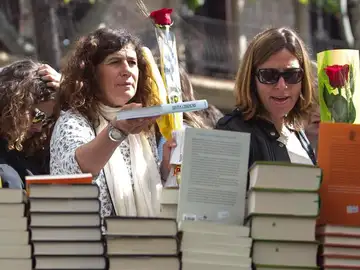 Mujeres con un libro y una rosa para celebrar Sant Jordi Mujeres con un libro y una rosa para celebrar Sant Jordi
