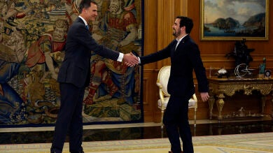 Garzón asegura que las siglas de IU seguirán en campaña, haya o no confluencia con Podemos