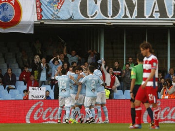 Los jugadores del Celta celebran el gol de Iago Aspas ante el Granada