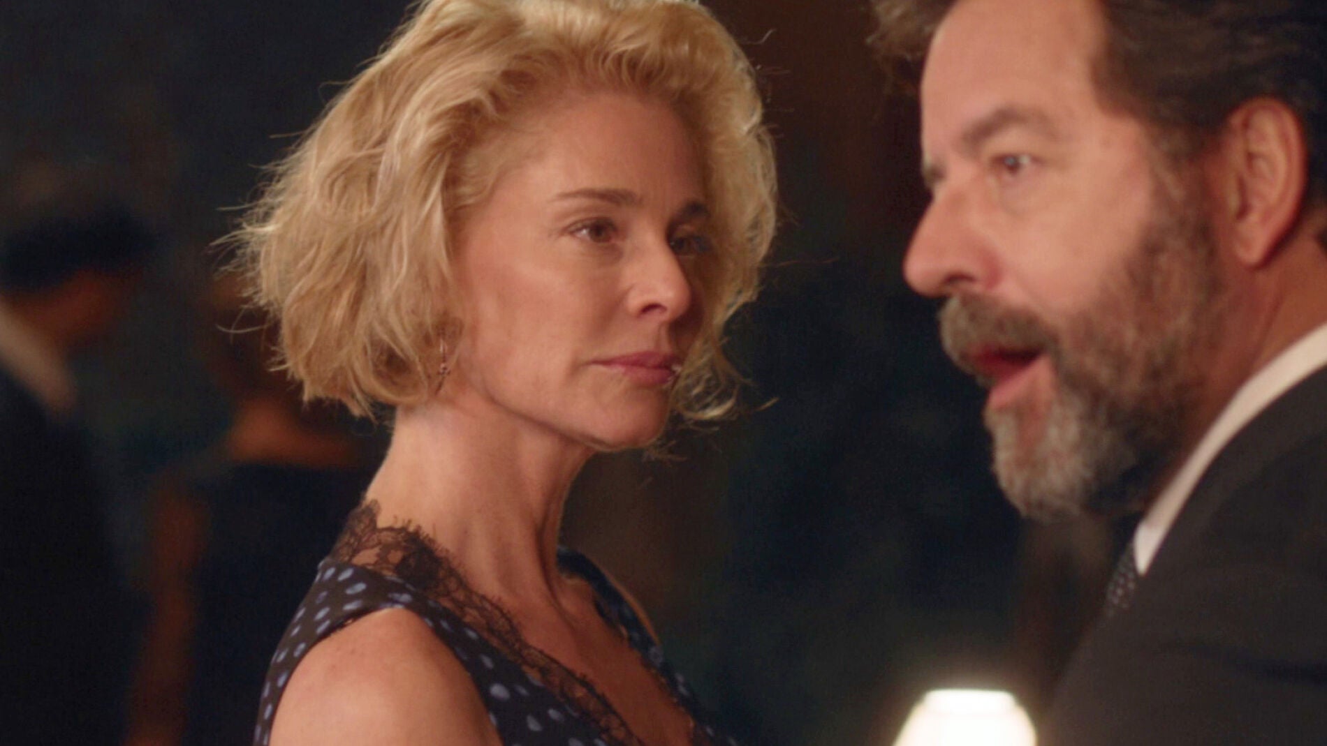 Claudia recibe unas fotos de su marido con otra mujer