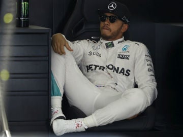 Lewis Hamilton, tirado en su box durante un Gran Premio