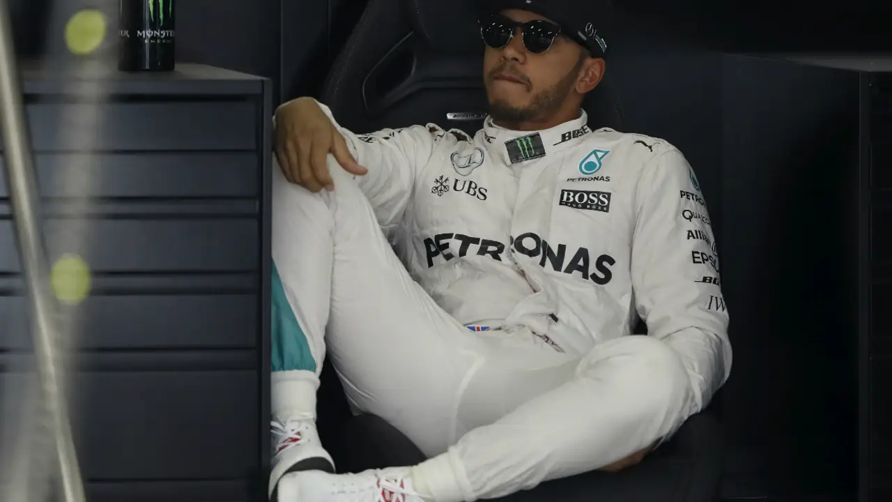 Lewis Hamilton, tirado en su box durante un Gran Premio