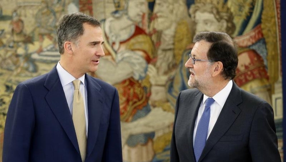 El rey Felipe VI con el presidente del Gobierno en funciones, Mariano Rajoy