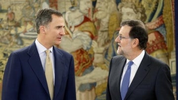 El rey Felipe VI con el presidente del Gobierno en funciones, Mariano Rajoy