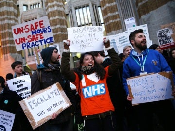 Varias personas protestan en Inglaterra