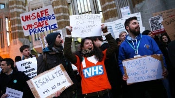 Varias personas protestan en Inglaterra