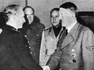 Hitler estrecha la mano a Serrano Súñer en su viaje a Hendaya Hitler estrecha la mano a Serrano Súñer en su viaje a Hendaya