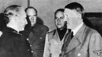 Hitler estrecha la mano a Serrano Súñer en su viaje a Hendaya