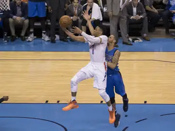 Russell Westbrook anota una canasta ante Dallas Russell Westbrook anota una canasta ante Dallas
