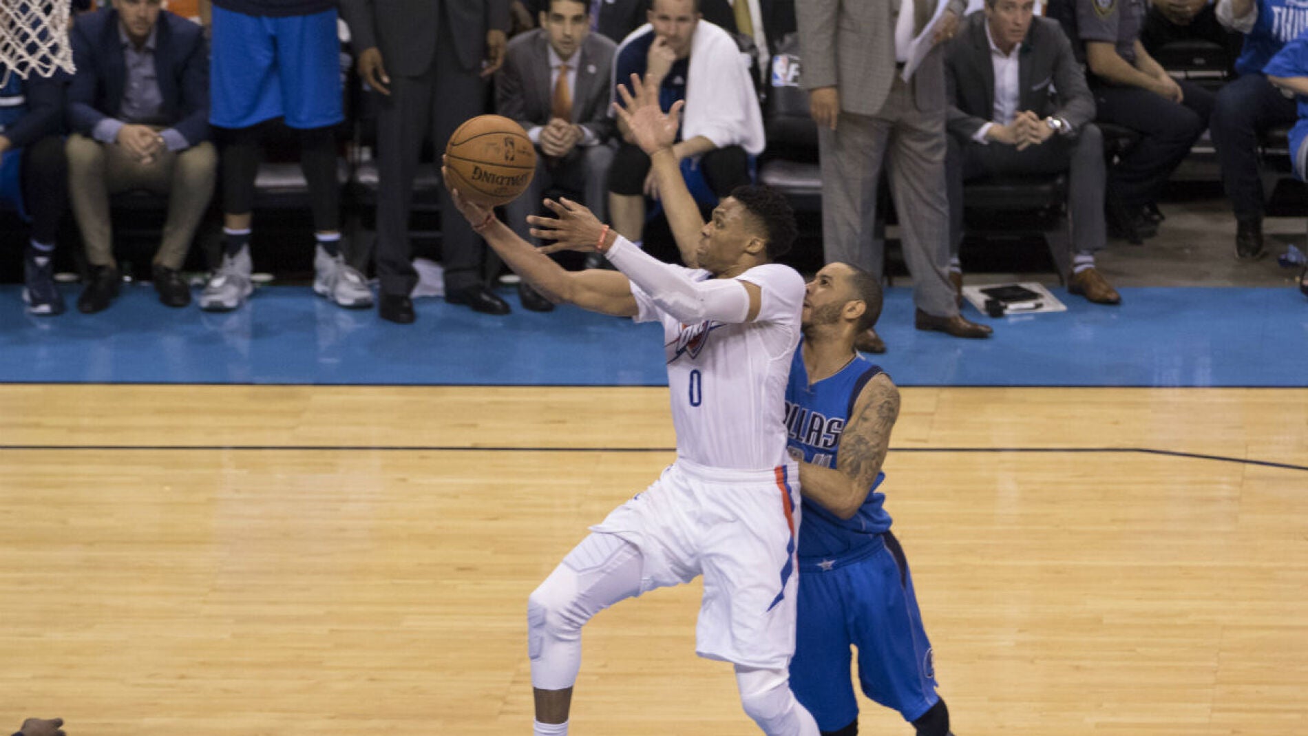 Russell Westbrook anota una canasta ante Dallas