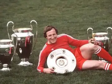 Schwarzenbeck posando con sus títulos en el Bayern de Munich Schwarzenbeck posando con sus títulos en el Bayern de Munich
