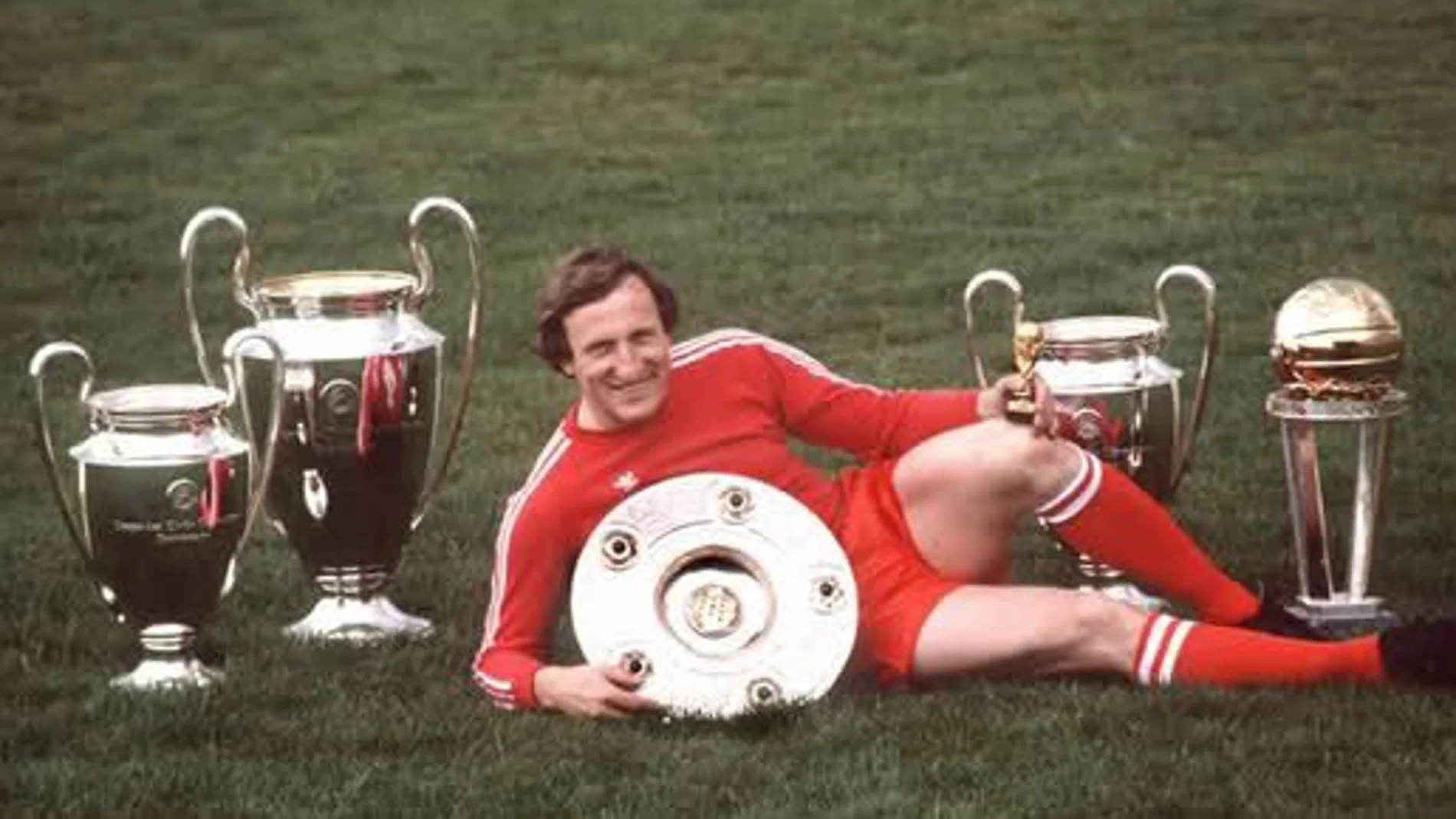 Schwarzenbeck posando con sus títulos en el Bayern de Munich Schwarzenbeck posando con sus títulos en el Bayern de Munich