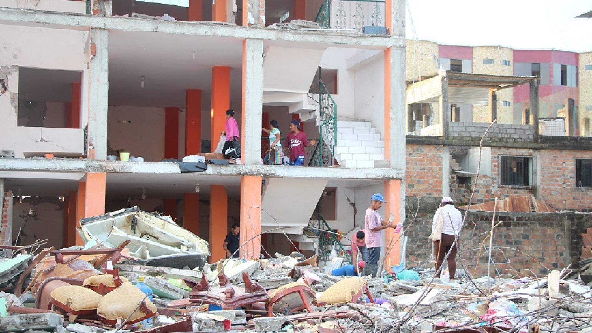 Operarios trabajan en Ecuador