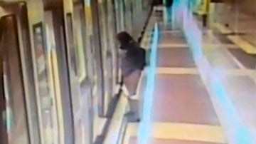 Una mujer meando en el metro