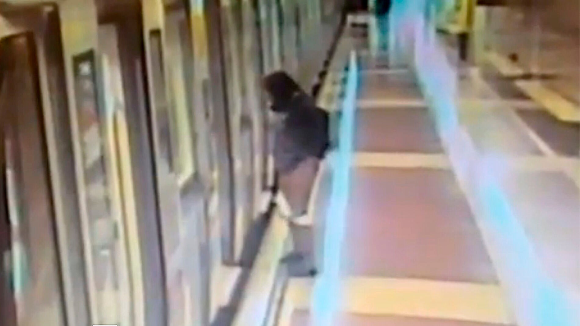 Una mujer meando en el metro