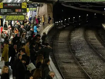 Usuarios del Metro de Barcelona durante la jornada de huelga Usuarios del Metro de Barcelona durante la jornada de huelga