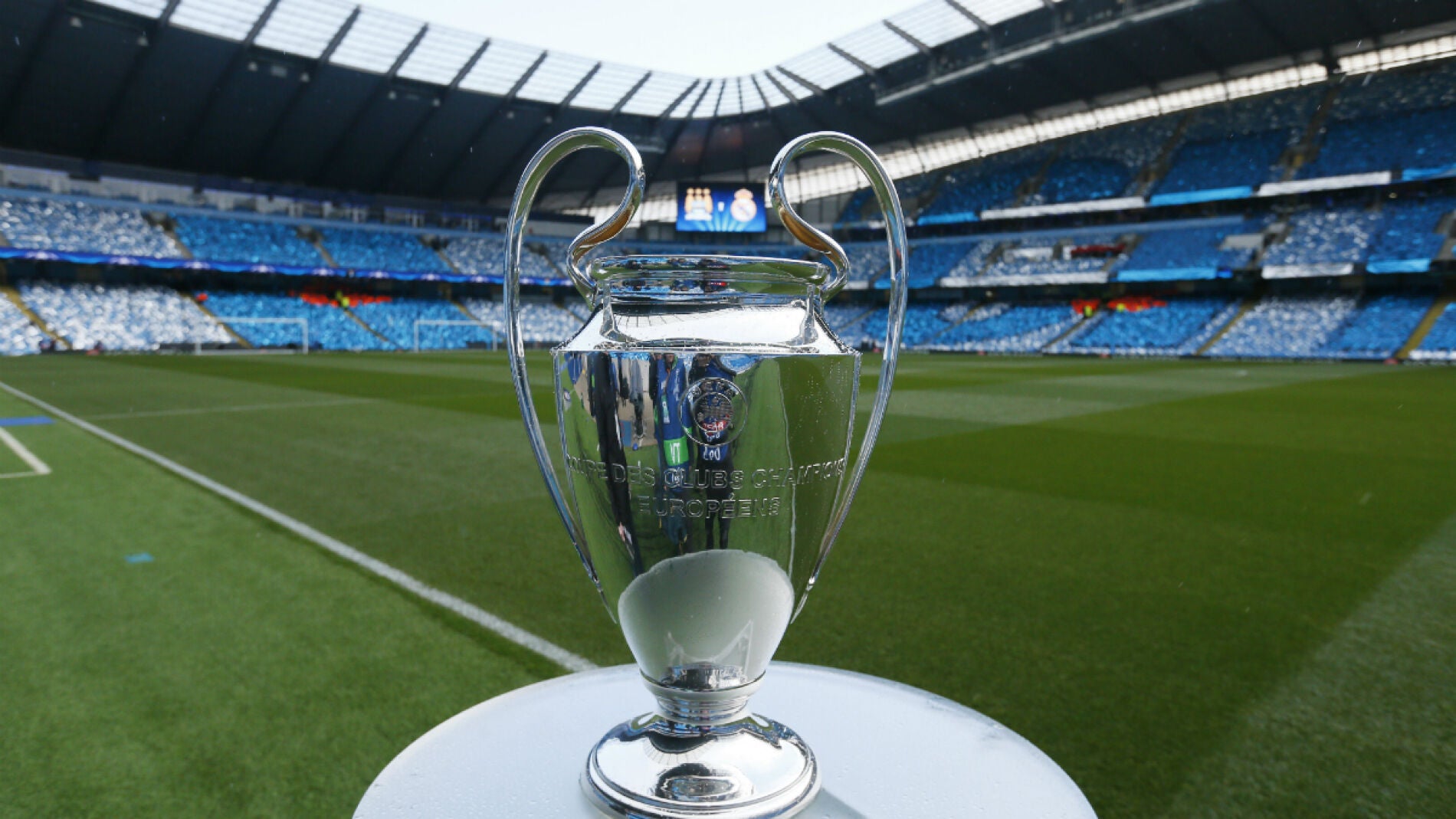 El trofeo de la Champions, en el Etihad Stadium