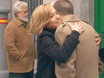 Carlota recibe la noticia de que puede reunirse con su hermano Carlota recibe la noticia de que puede reunirse con su hermano