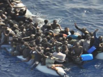 Una embarcación de inmigrantes en el Mediterráneo