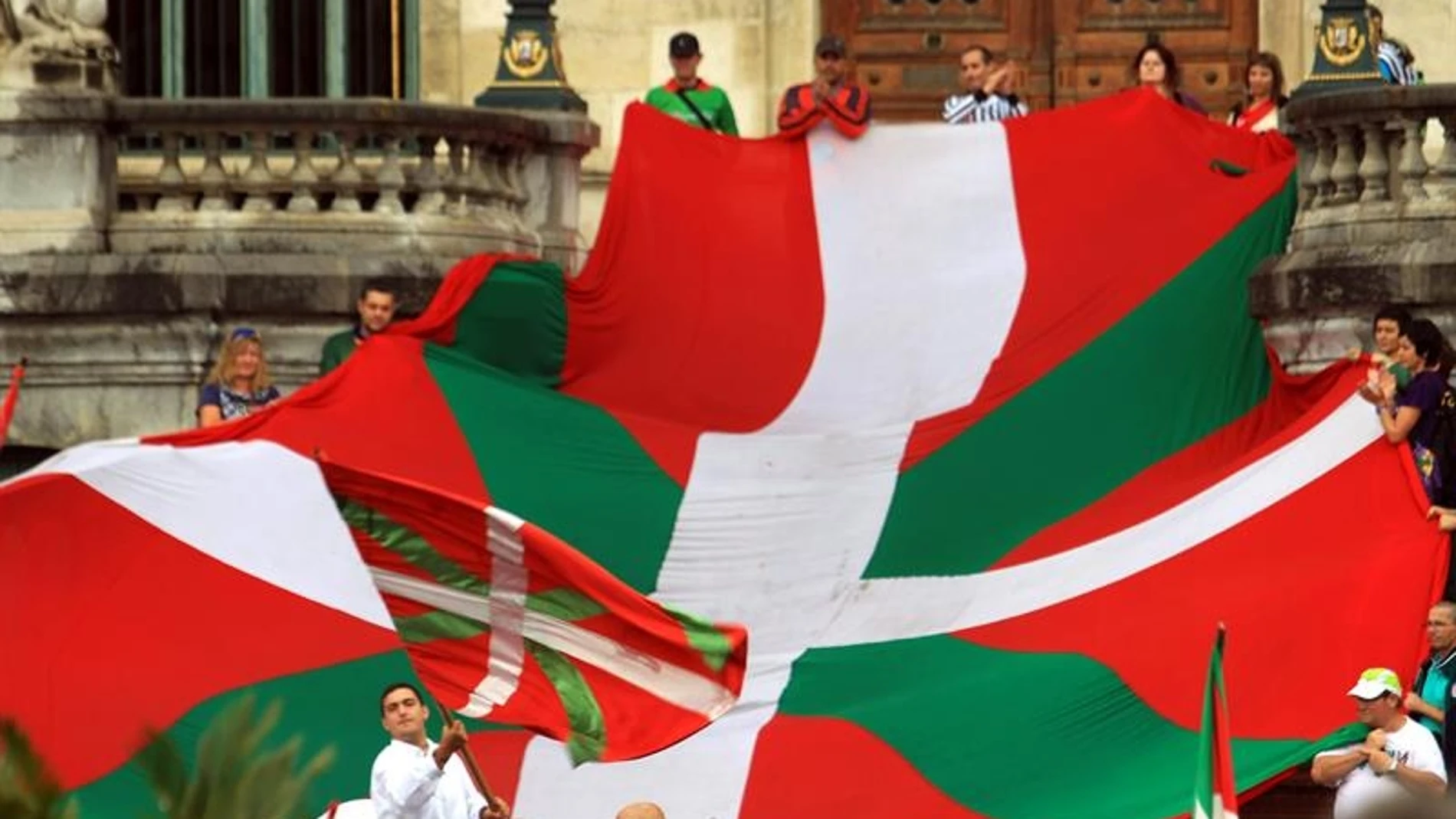 Un grupo de personas sostienen la Ikurriña Un grupo de personas sostienen la Ikurriña