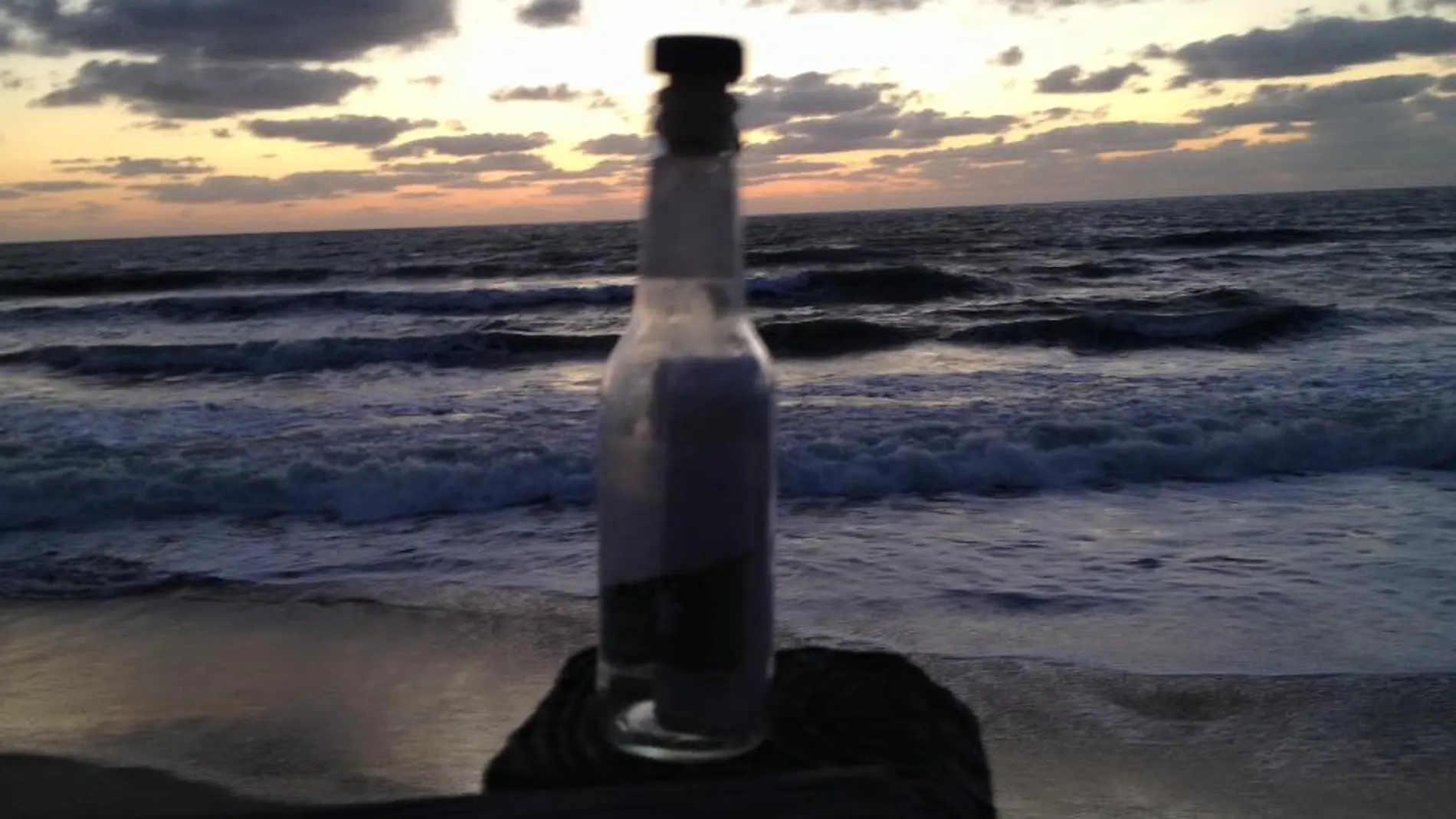 Botella encontrada en una playa de Florida Botella encontrada en una playa de Florida