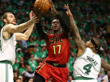 Dennis Schroder penetra a canasta ante la defensa de los Celtics Dennis Schroder penetra a canasta ante la defensa de los Celtics