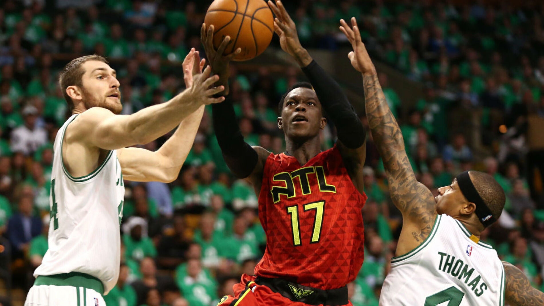Dennis Schroder penetra a canasta ante la defensa de los Celtics
