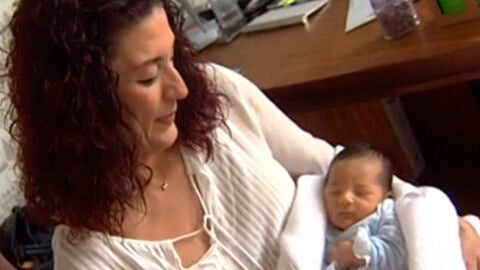 Una madre sostiene a su hija en brazos