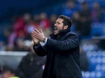 Simeone, dando instrucciones desde la banda