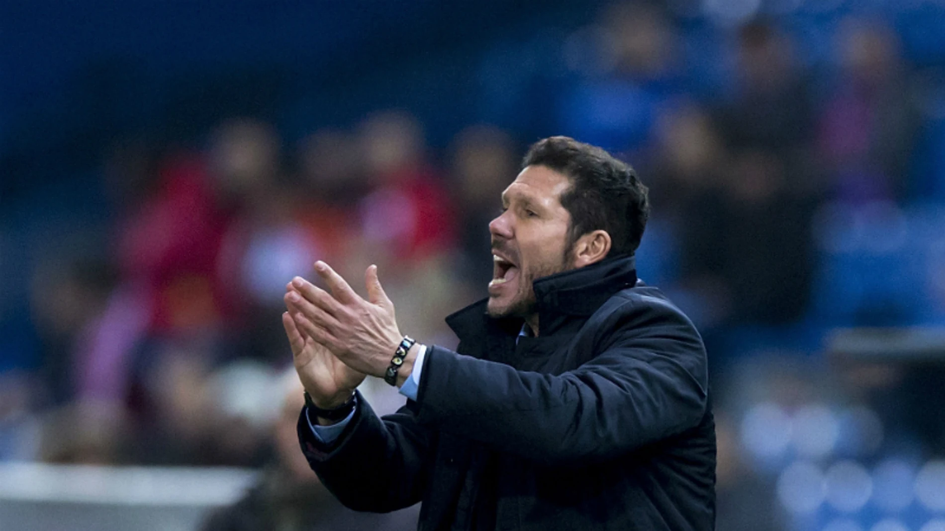 Simeone, dando instrucciones desde la banda Simeone, dando instrucciones desde la banda