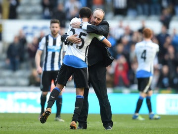 Rafa Benítez festeja junto al autor del gol, Townsend 