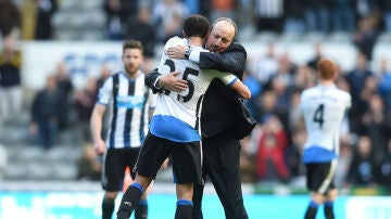 Rafa Benítez festeja junto al autor del gol, Townsend 