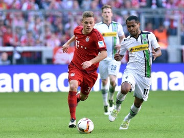Kimmich ante la marca de Raffael en Bayern vs Borussia