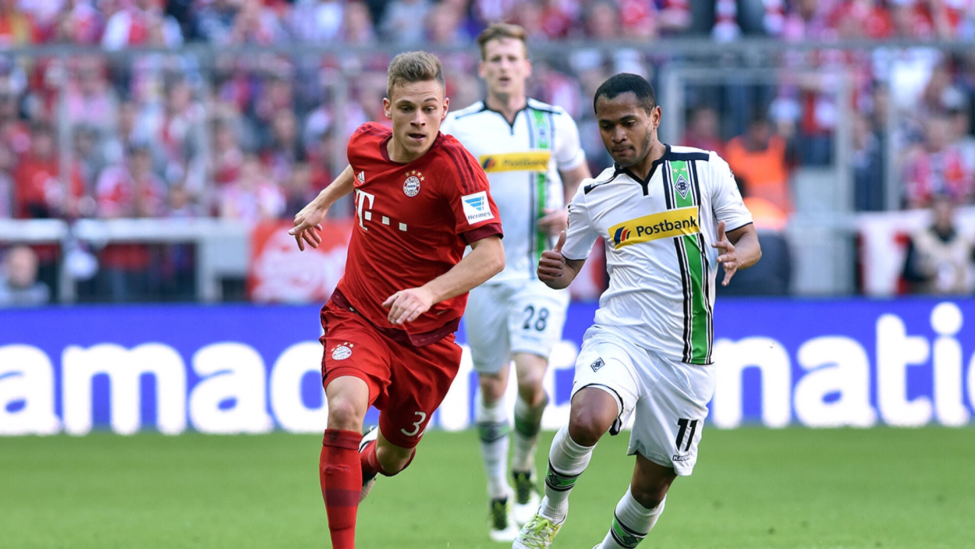 Kimmich ante la marca de Raffael en Bayern vs Borussia